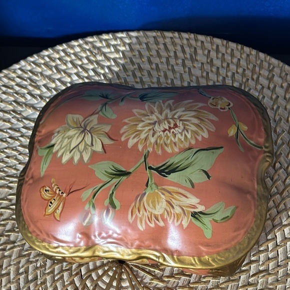 Vintage TOYO Ceramic Vanity Box, Antique Rose Base with Handpainted Flowers - Picture 3 of 9